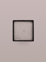 Demolished Studio - Scented Candle Iron Cube 320ml | Duft: Moss Kingdom - knackig und erdig, mit Noten von Grapefruit und Bergamotte und Zedernholz im Hintergrund | ca. 65 Std Brenndauer, Geschenkidee, erhältlich bei BADINFORM / BFORM
