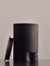 Demolished Studio - Scented Iron Candle 280ml | Duft: Dark Orchid - Agarholz (Oud) und würzige Noten, gesponnener Zucker, rote Orchidee und Moschus | ca. 60 Std Brenndauer, Geschenkidee, erhältlich bei BADINFORM / BFORM