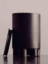Demolished Studio - Sculptural Scented Candle 800ml | Duft: Dark Orchid - Agarholz (Oud) und würzige Noten, gesponnener Zucker, rote Orchidee und Moschus | ca. 150 Std Brenndauer, Geschenkidee, erhältlich bei BADINFORM / BFORM