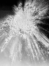 Feines, natürliches Reinigungspulver von Terra Tonics Elemental Cleanser auf dunklem Untergrund, kunstvoll verstreut.
Zeigt die wasserlose, vegane und nachhaltige Formel für sanfte Gesichtsreinigung. Natürlicher Gesichtsreiniger, Pulver-zu-Schaum-Cleanser, wasserlose Hautpflege, vegane Hautpflege, nachhaltige Kosmetik, Bio-Gesichtsreiniger, sanfte Reinigung für empfindliche Haut, Kaolin-Tonerde Cleanser.