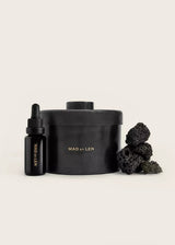 Darkwood Lava Pot Pourri Apothicaire von Mad et Len. Handgeschmiedetes Gefäß aus geschwärztem Eisen mit Lavasteinen. Inklusive 15ml Darkwood Essenz zum Auffrischen. Duftnoten: rauchig, dunkel, aromatisch, ledrig, Fougére, Ebenholz