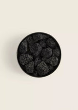 Darkwood Lava Pot Pourri Apothicaire von Mad et Len. Handgeschmiedetes Gefäß aus geschwärztem Eisen mit Lavasteinen. Inklusive 15ml Darkwood Essenz zum Auffrischen. Duftnoten: rauchig, dunkel, aromatisch, ledrig, Fougére, Ebenholz