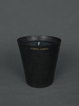 Mad et Len - Ambre Nobile Bougie Vestimentale Duftkerze, 450g schwarzes und pflanzliches Wachs, mystischer Duft: pludrig, harzig, Amber und geräucherter Paprika | BADINFORM Shop