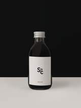 Kuro Wasch von Sort of Coal, 250ml Flüssigseife für Haare, Körper und Hände. Erhältlich bei BFORM