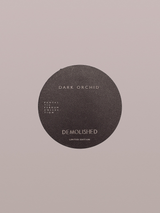 Demolished Studio - Scented Iron Candle 280ml | Duft: Dark Orchid -  Agarholz (Oud) und würzige Noten, gesponnener Zucker, rote Orchidee und Moschus | ca. 60 Std Brenndauer, Geschenkidee, erhältlich bei BADINFORM / BFORM