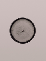 Demolished Studio - Scented Iron Candle 280ml | Duft: Vetiver Absolute, marokkanisches Sandelholz, Karotte, Anis, Gras, Gewürze | ca. 60 Std Brenndauer, Geschenkidee, erhältlich bei BADINFORM / BFORM