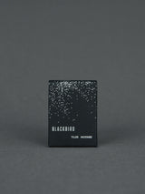 BLACKBIRD Tilde Incense Räucherkegel | Duftnoten - Agarholz, Oud, schwarzer Pfeffer, Salbei, Patchouli, Geranie, Zedernholz - warmer, erdiger Raumduft | 20 Kegel in schwarzer Metalldose | Shop Online | Blackbird bei BFORM