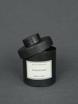 Mad et Len - Darkwood Bougie Apothicaire Duftkerze, 300g schwarzes Wachs, rauchig - holzig | BADINFORM