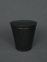 Mad et Len - Ambre Nobile Bougie Vestimentale Duftkerze, 450g schwarzes und pflanzliches Wachs, mystischer Duft: pludrig, harzig, Amber und geräucherter Paprika | BADINFORM Shop